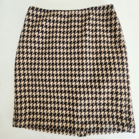 Talbots Dresses & Skirts - Talbots Tweed Black Tan Houndstooth Wool Blend Pencil Skirt Women's Size 6 EUC